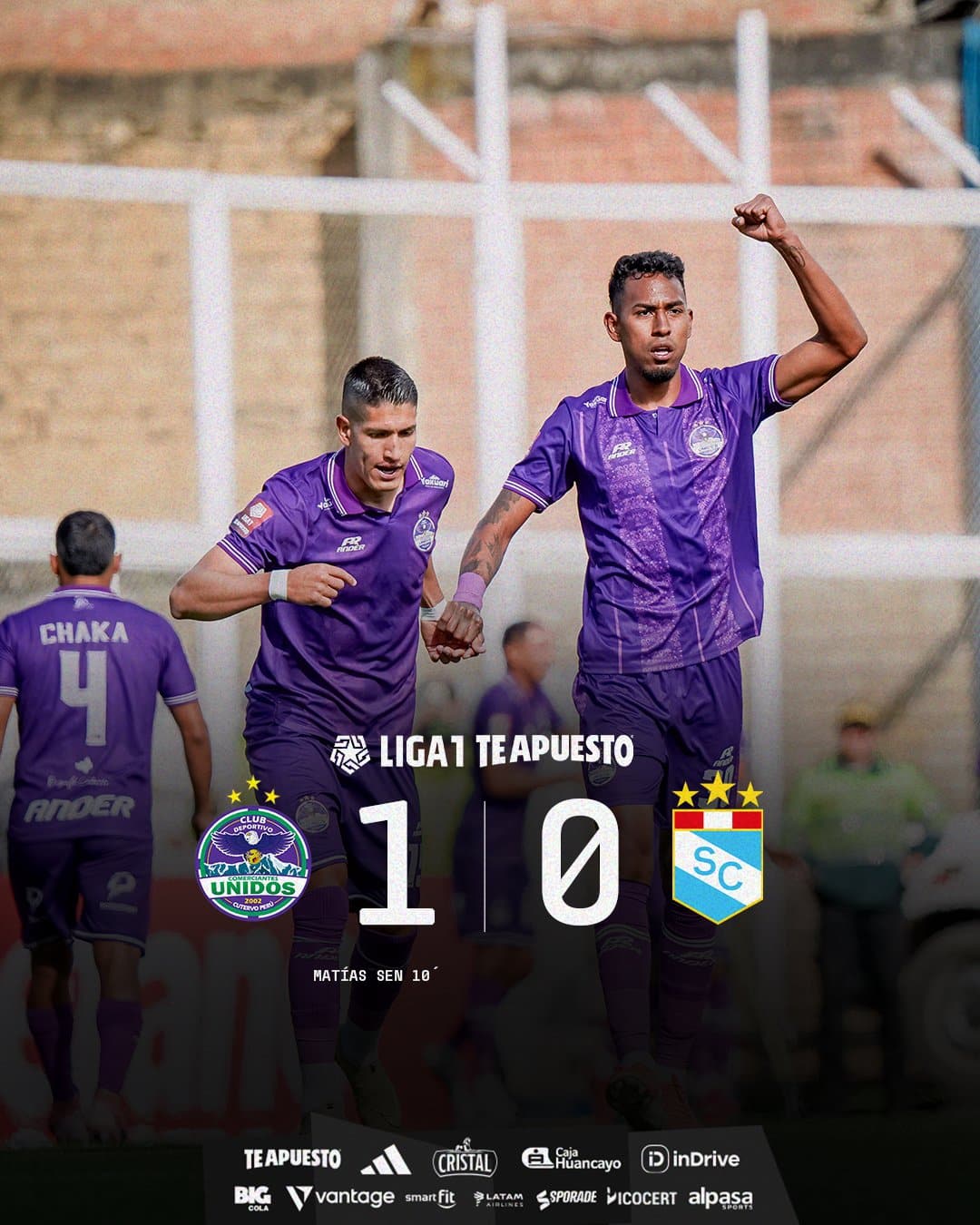 Piero Guzmán y Alexis Cossio celebran el triunfo de Comerciantes Unidos 1-0 ante Sporting Cristal. Gráfico oficial de la Liga 1 Te Apuesto con el marcador final y el crédito del gol de Matías Sen